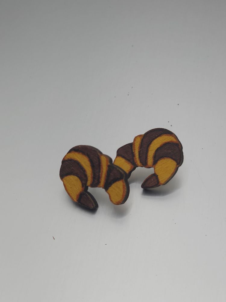 Cuernos stud earrings 